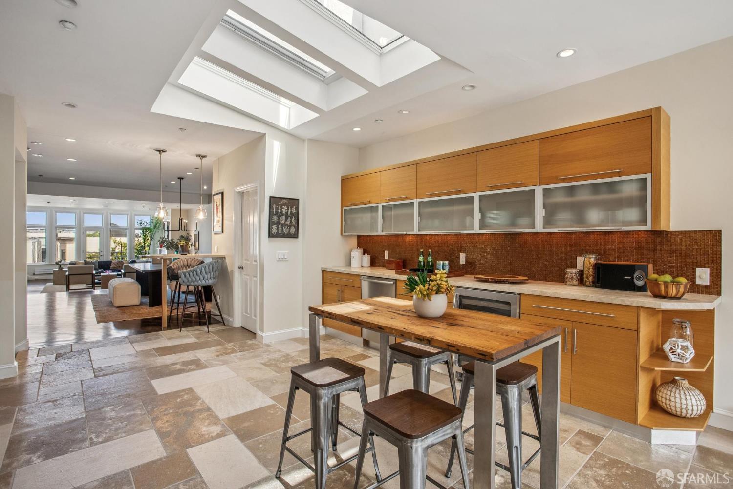 Detail Gallery Image 4 of 47 For 2550 Greenwich St, San Francisco,  CA 94123 - 4 Beds | 3/1 Baths