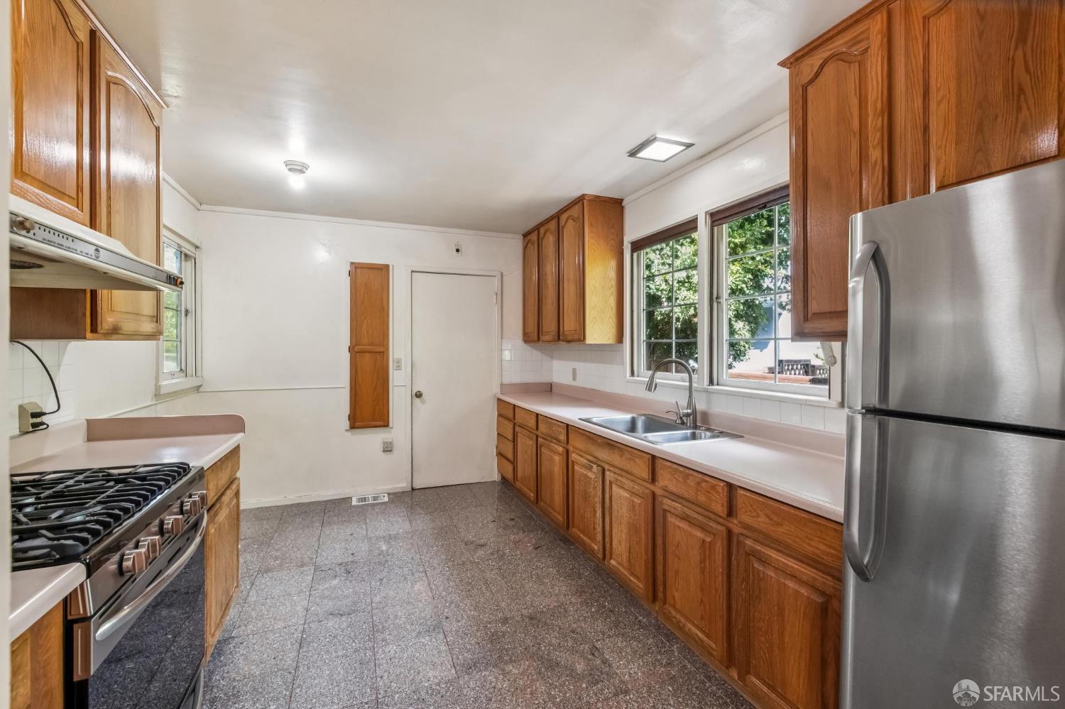Detail Gallery Image 13 of 31 For 1151 Eastmoor Rd, Burlingame,  CA 94010 - 2 Beds | 1 Baths