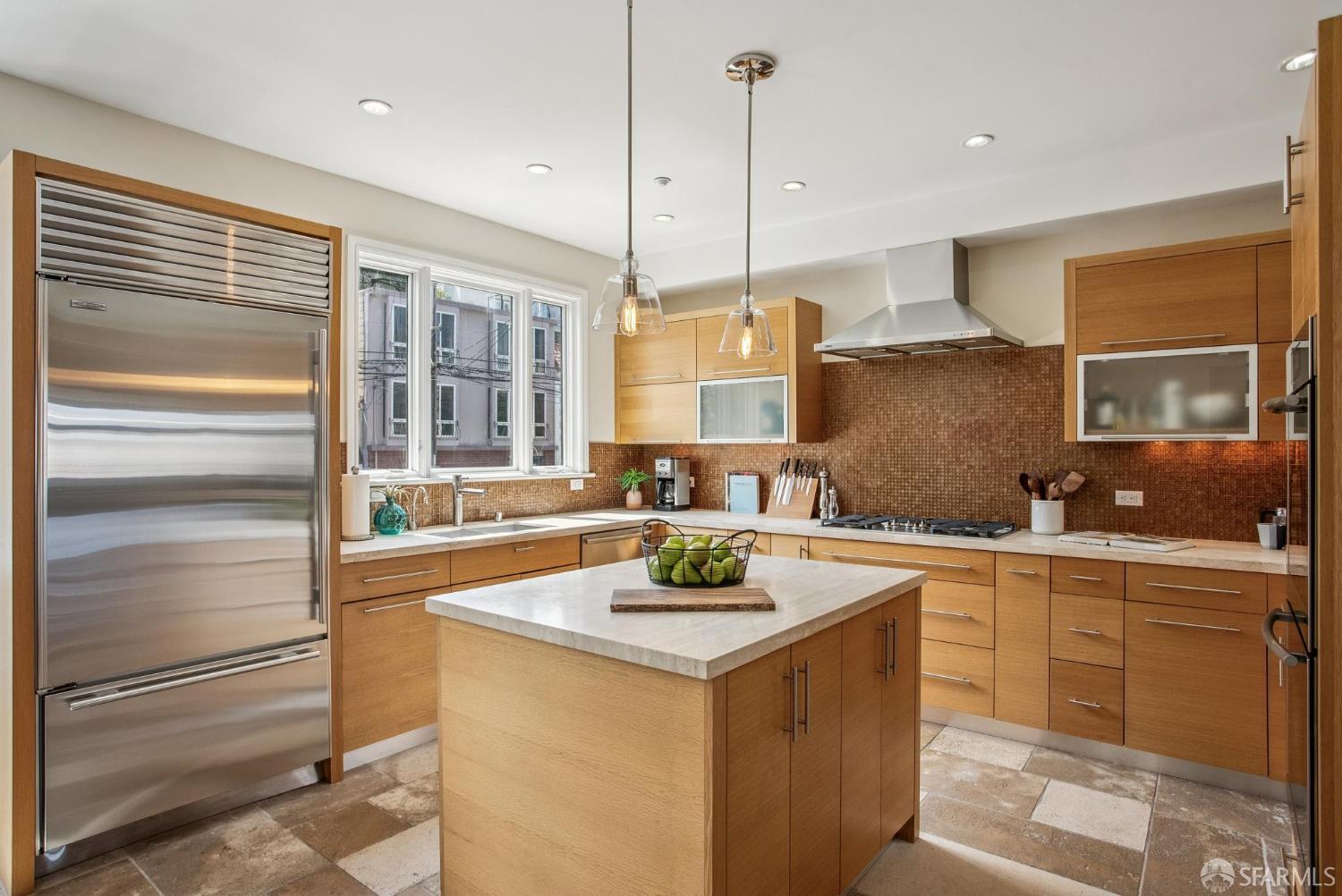 Detail Gallery Image 5 of 47 For 2550 Greenwich St, San Francisco,  CA 94123 - 4 Beds | 3/1 Baths