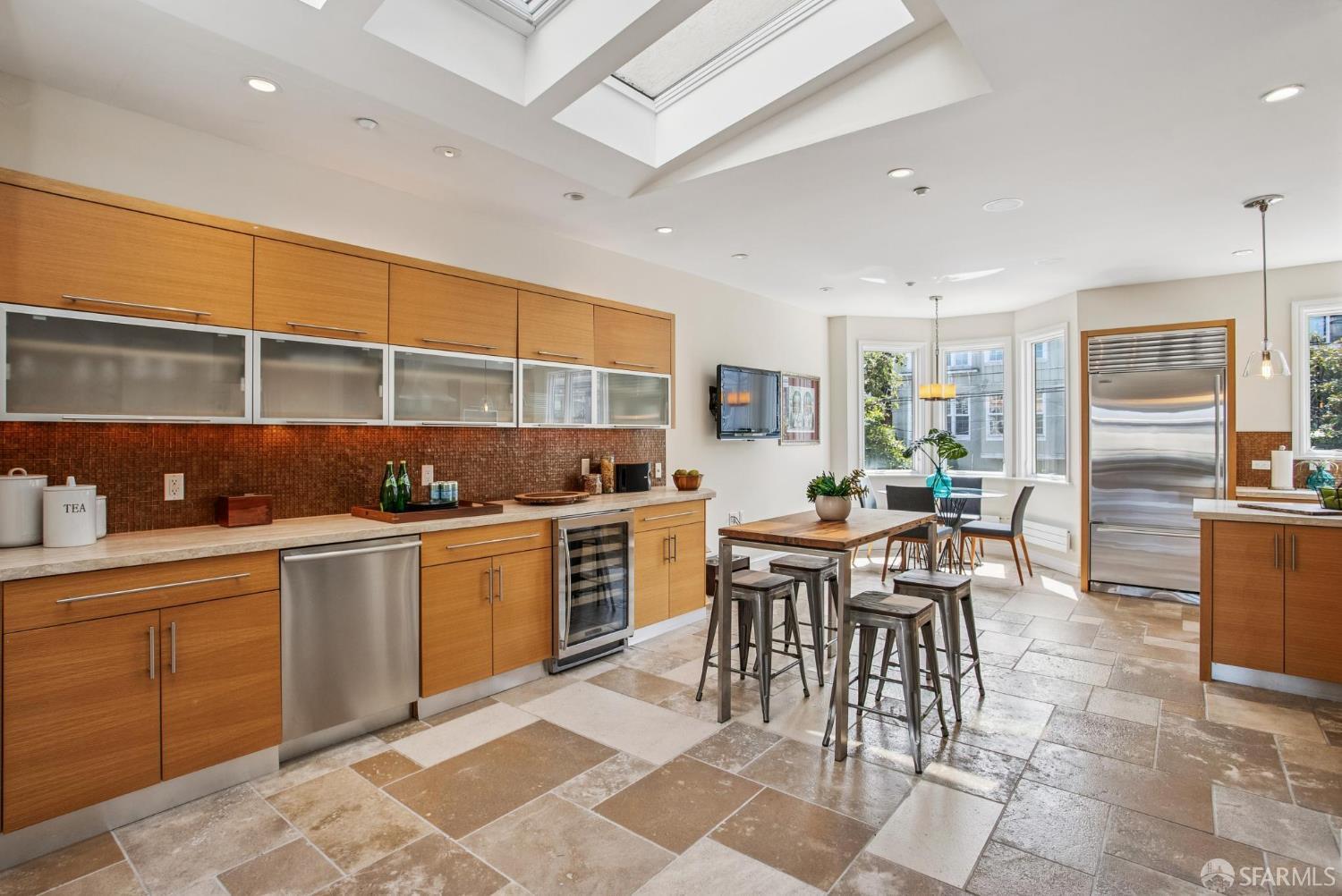 Detail Gallery Image 3 of 47 For 2550 Greenwich St, San Francisco,  CA 94123 - 4 Beds | 3/1 Baths
