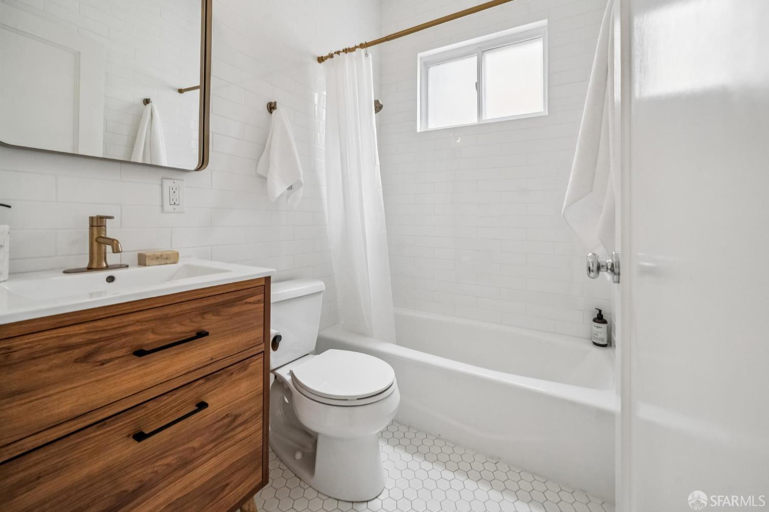 Detail Gallery Image 31 of 51 For 2430 33rd Ave, San Francisco,  CA 94116 - 5 Beds | 3 Baths