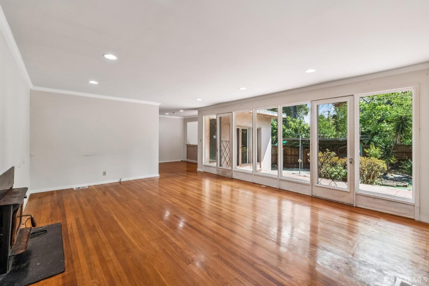 Detail Gallery Image 2 of 31 For 1151 Eastmoor Rd, Burlingame,  CA 94010 - 2 Beds | 1 Baths