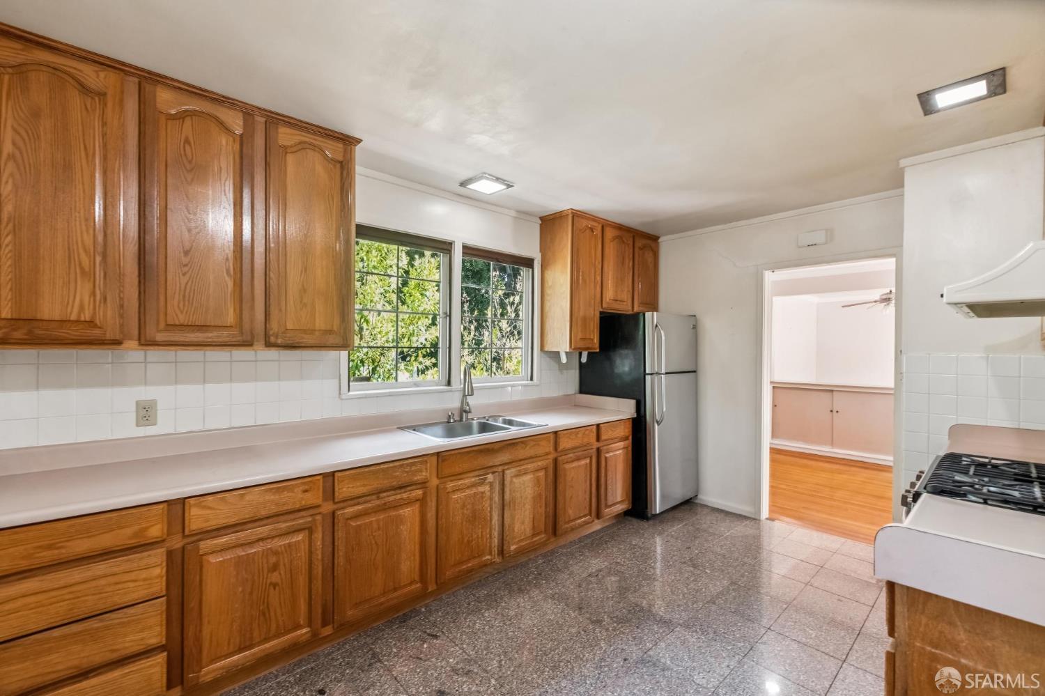 Detail Gallery Image 14 of 31 For 1151 Eastmoor Rd, Burlingame,  CA 94010 - 2 Beds | 1 Baths