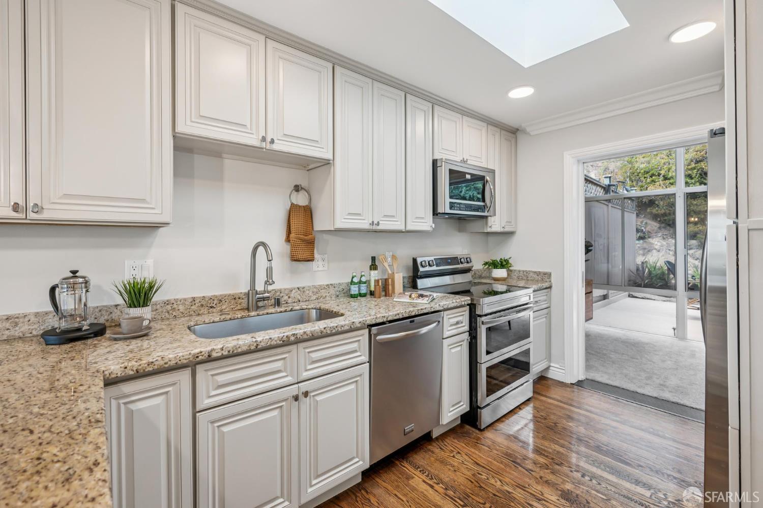 Detail Gallery Image 19 of 72 For 330 Los Palmos Dr, San Francisco,  CA 94127 - 3 Beds | 2 Baths