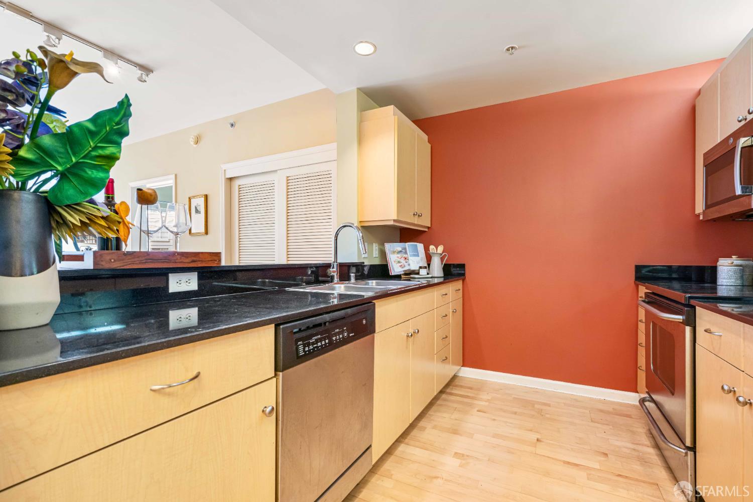 Detail Gallery Image 9 of 46 For 140 South Van Ness Ave #704,  San Francisco,  CA 94103 - 2 Beds | 2 Baths