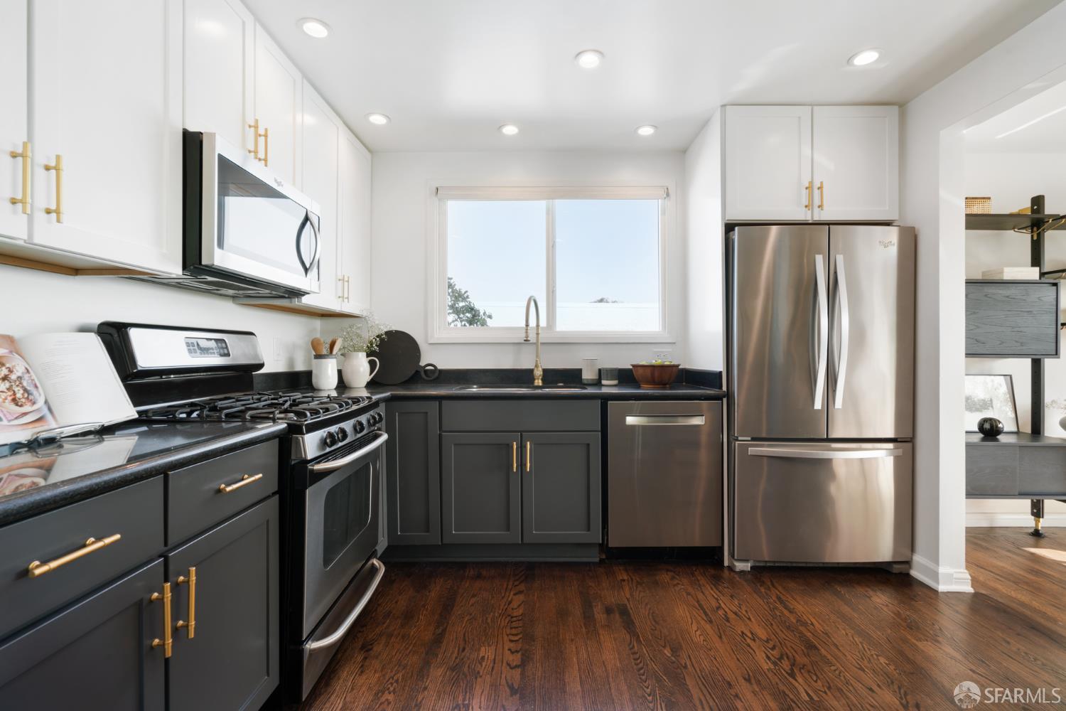 Detail Gallery Image 9 of 41 For 71 Panorama Dr, San Francisco,  CA 94131 - 4 Beds | 2/1 Baths