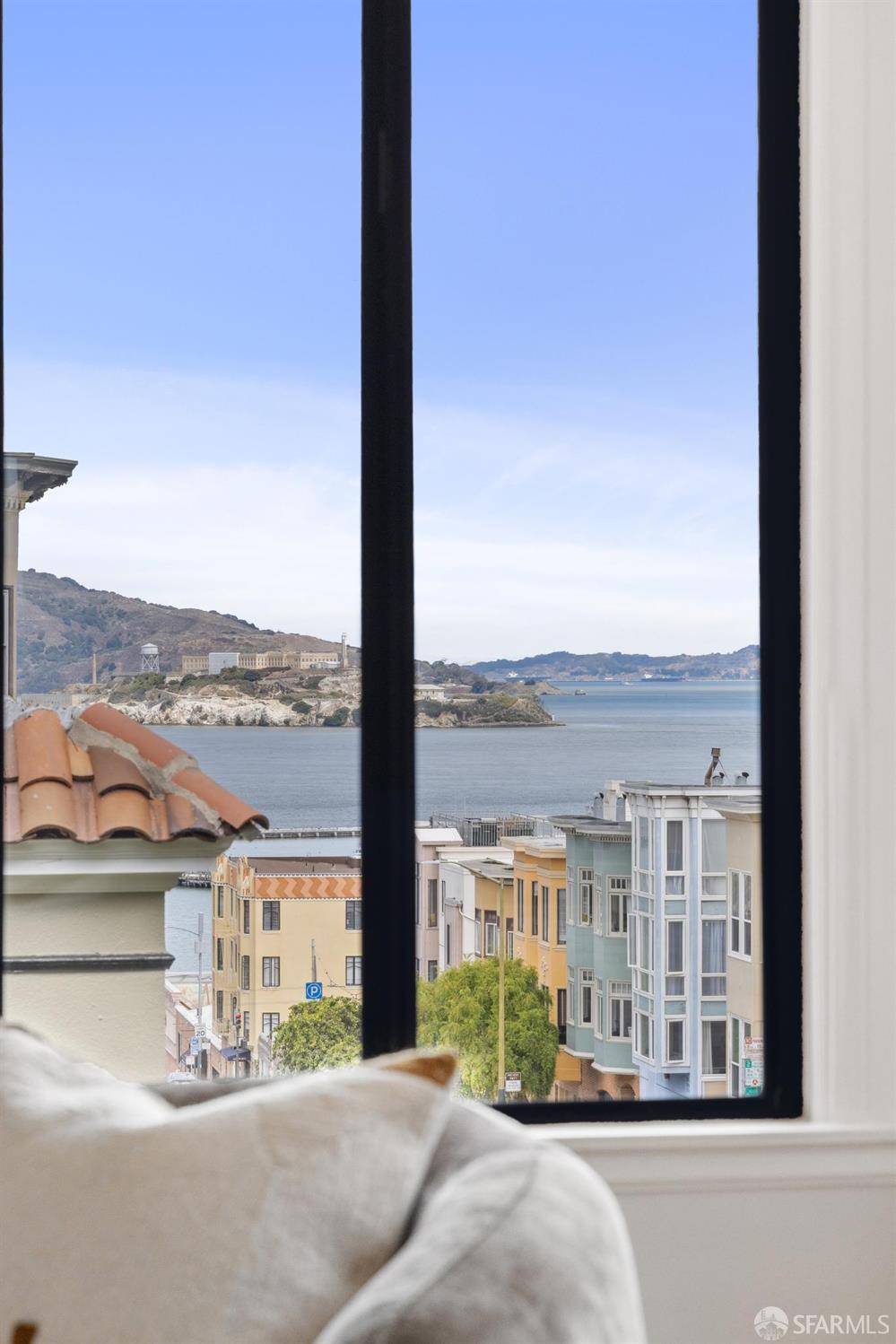 Detail Gallery Image 21 of 58 For 2841 Larkin St, San Francisco,  CA 94019 - 4 Beds | 3/1 Baths
