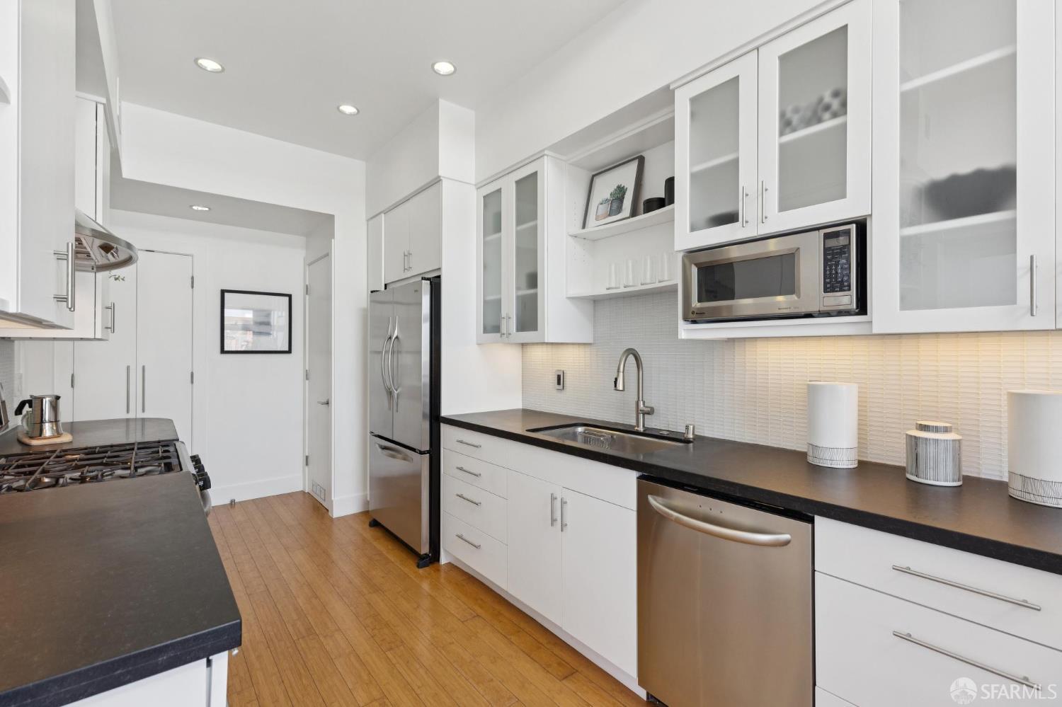 Detail Gallery Image 8 of 24 For 880 Chestnut St, San Francisco,  CA 94133 - 2 Beds | 1 Baths