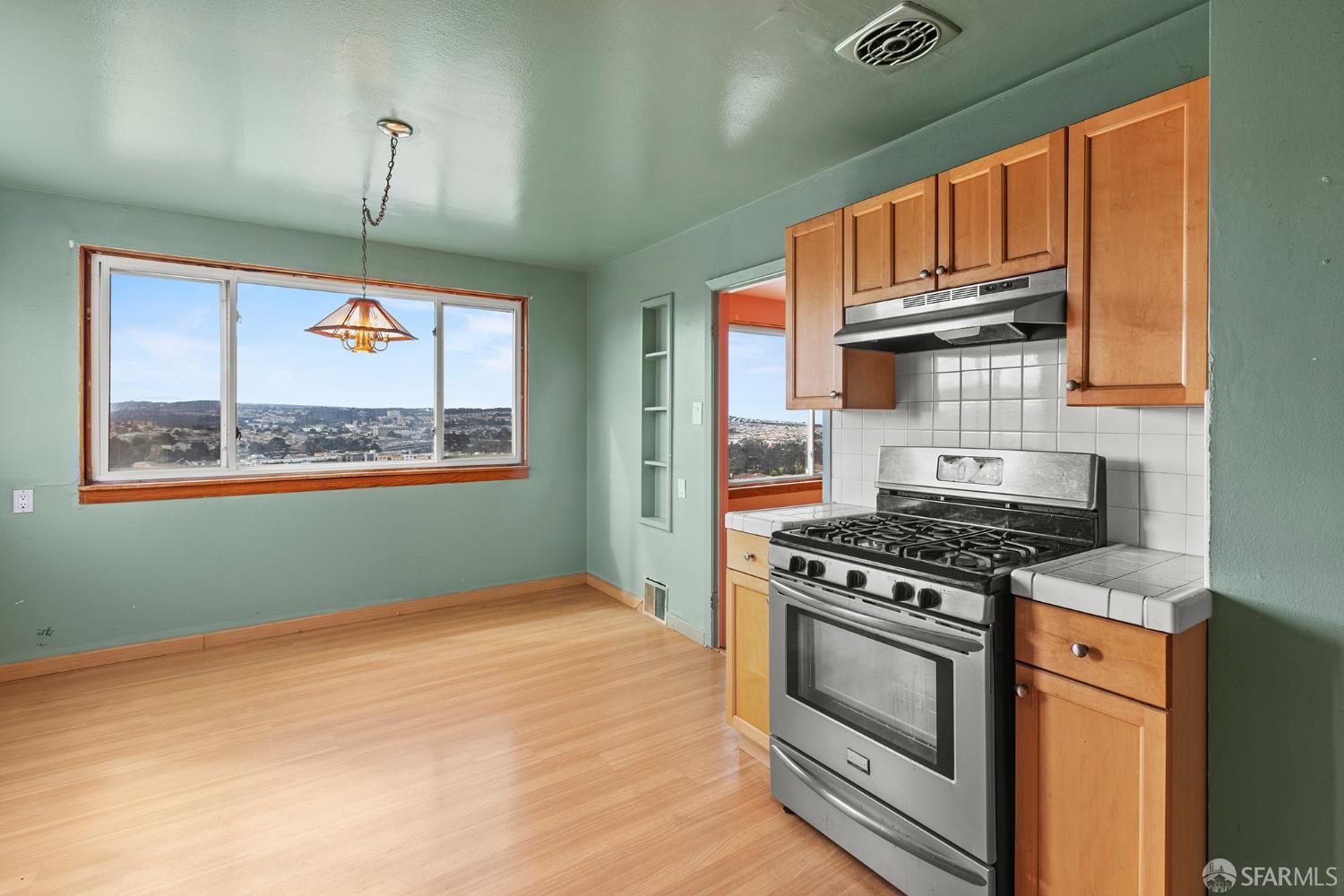 Detail Gallery Image 7 of 34 For 501 Sargent St, San Francisco,  CA 94132 - 3 Beds | 2 Baths
