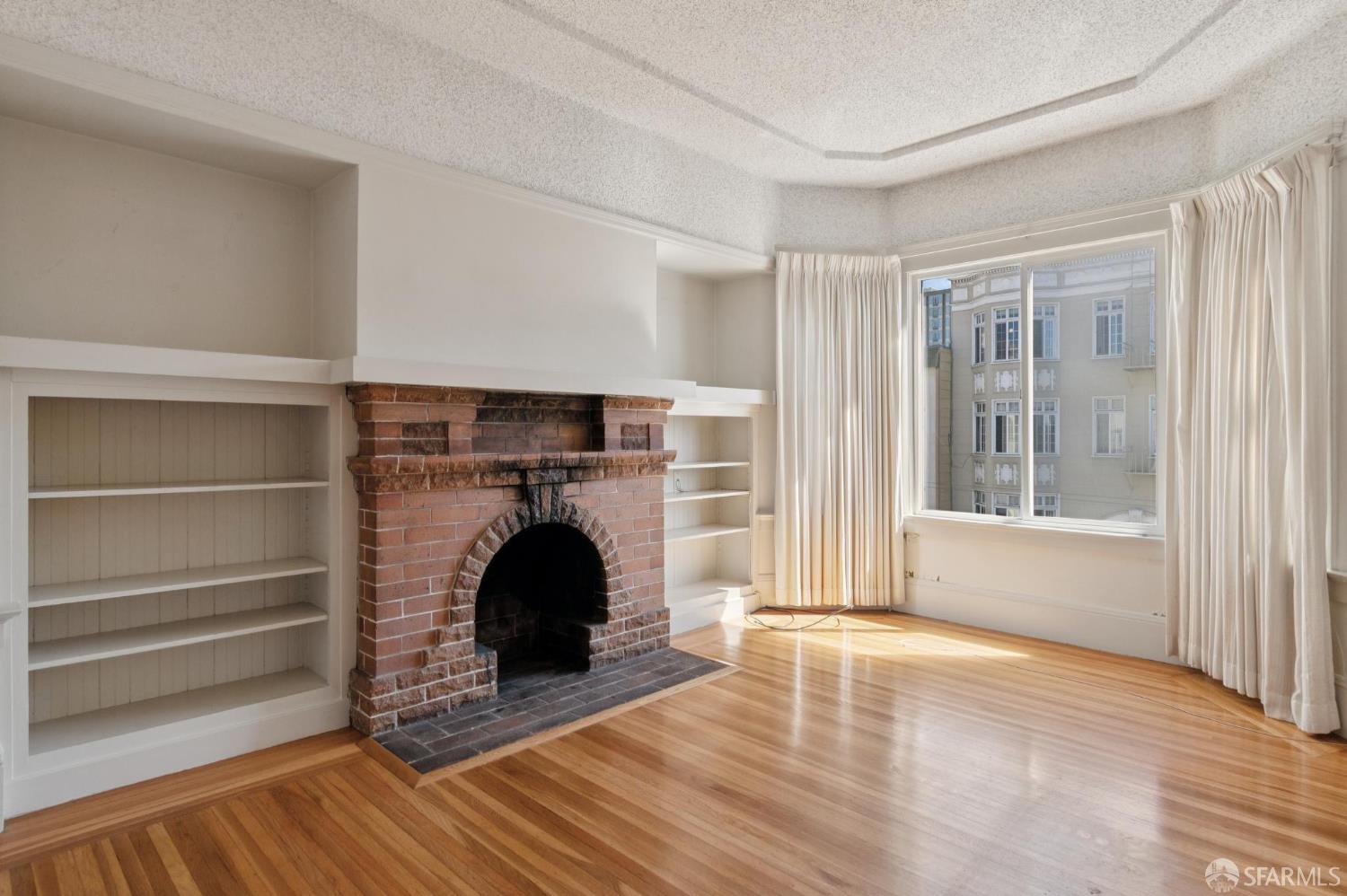 Detail Gallery Image 9 of 17 For 1374 Chestnut St, San Francisco,  CA 94123 - 4 Beds | 2 Baths