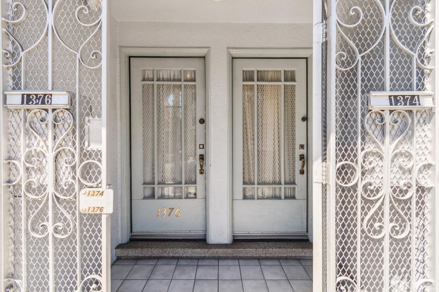 Detail Gallery Image 3 of 17 For 1374 Chestnut St, San Francisco,  CA 94123 - 4 Beds | 2 Baths