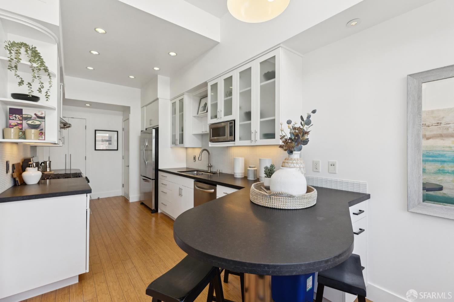 Detail Gallery Image 9 of 24 For 880 Chestnut St, San Francisco,  CA 94133 - 2 Beds | 1 Baths