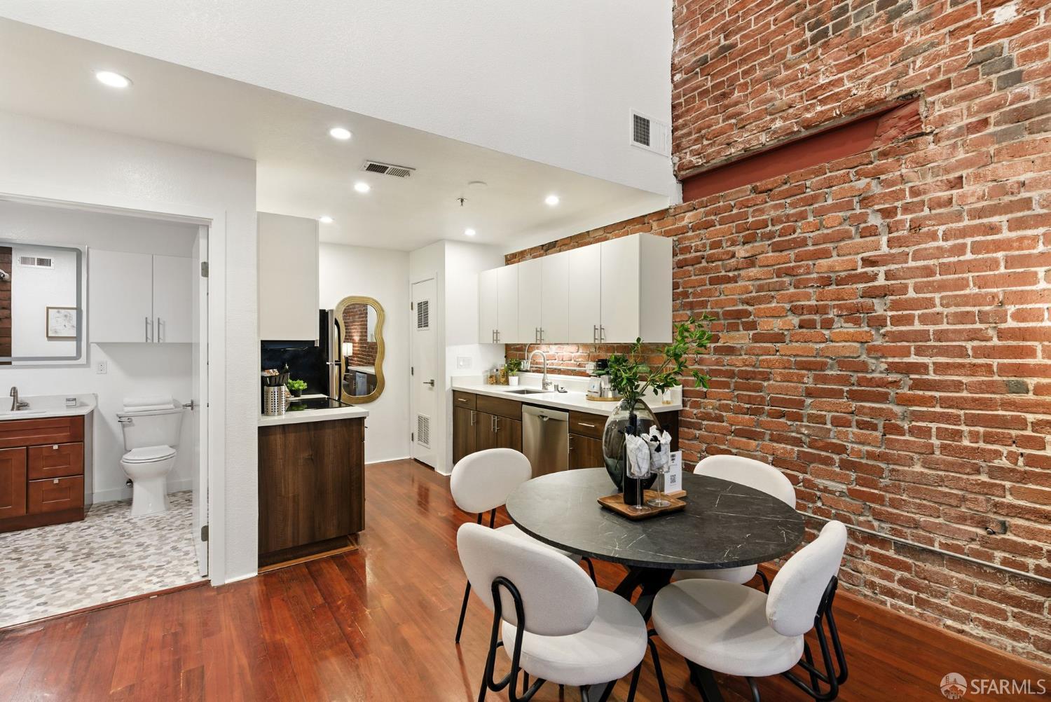 Photo #8: 425072350 Listing: Photo #8