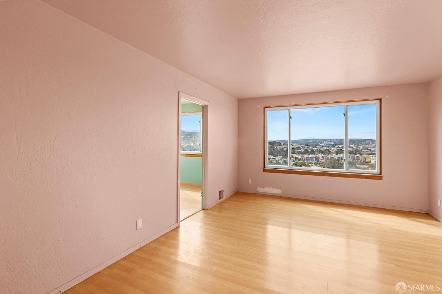 Detail Gallery Image 5 of 34 For 501 Sargent St, San Francisco,  CA 94132 - 3 Beds | 2 Baths
