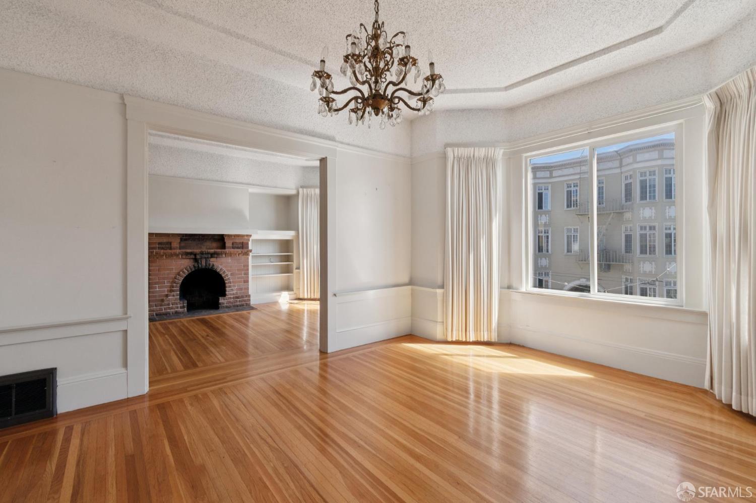 Detail Gallery Image 7 of 17 For 1374 Chestnut St, San Francisco,  CA 94123 - 4 Beds | 2 Baths