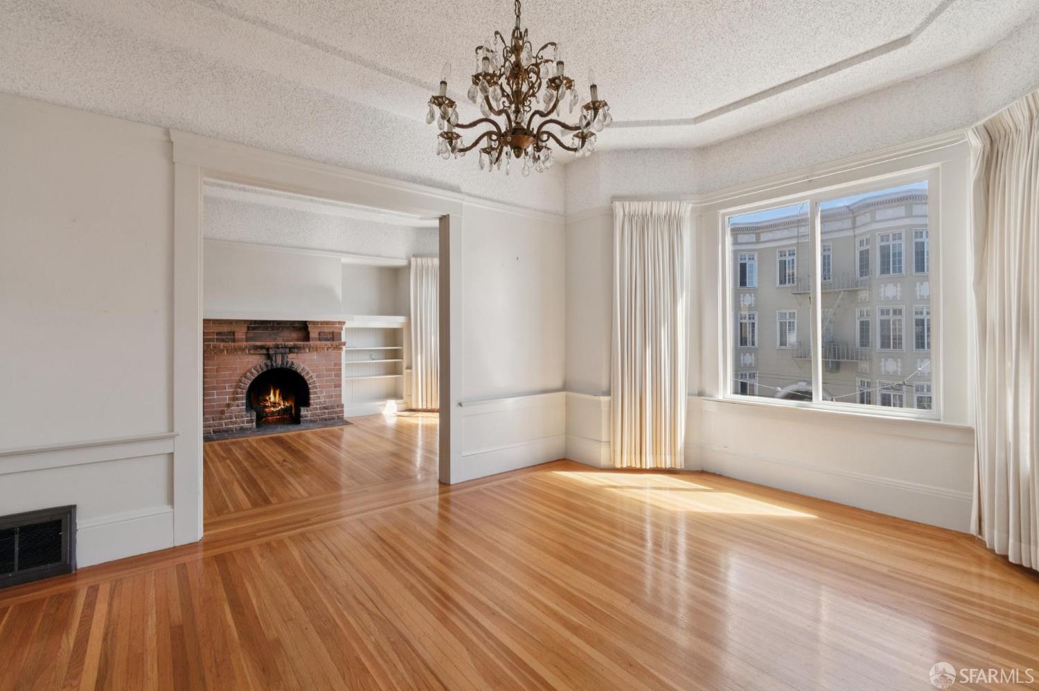 Detail Gallery Image 6 of 17 For 1374 Chestnut St, San Francisco,  CA 94123 - 4 Beds | 2 Baths