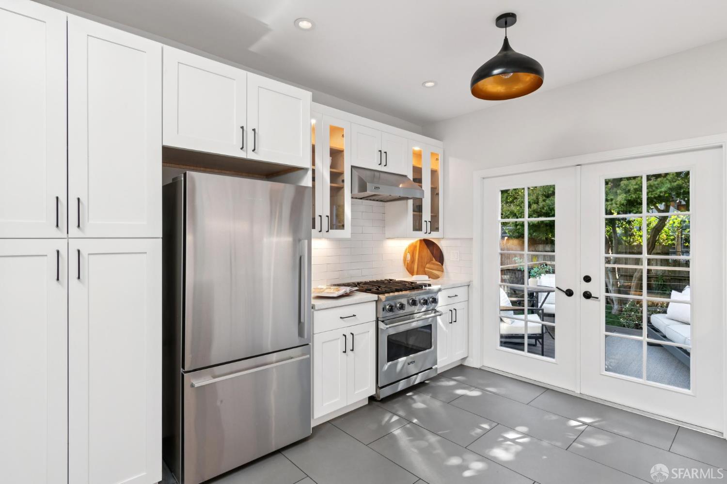 Detail Gallery Image 6 of 22 For 1670 York St, San Francisco,  CA 94110 - 3 Beds | 1 Baths