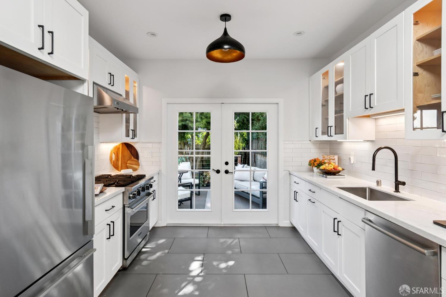 Detail Gallery Image 5 of 22 For 1670 York St, San Francisco,  CA 94110 - 3 Beds | 1 Baths