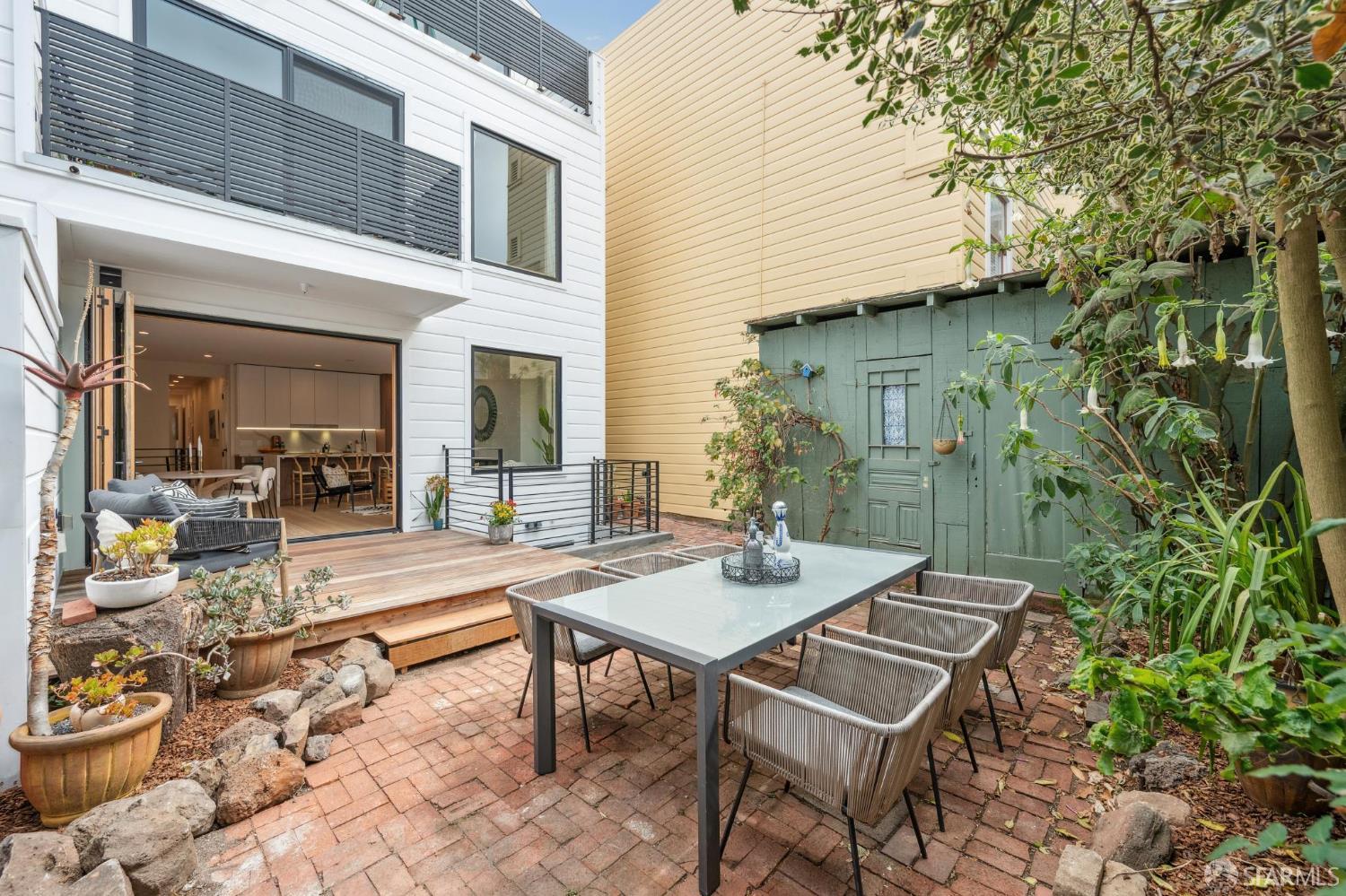 Detail Gallery Image 25 of 68 For 592 Sanchez St, San Francisco,  CA 94114 - 3 Beds | 3/1 Baths