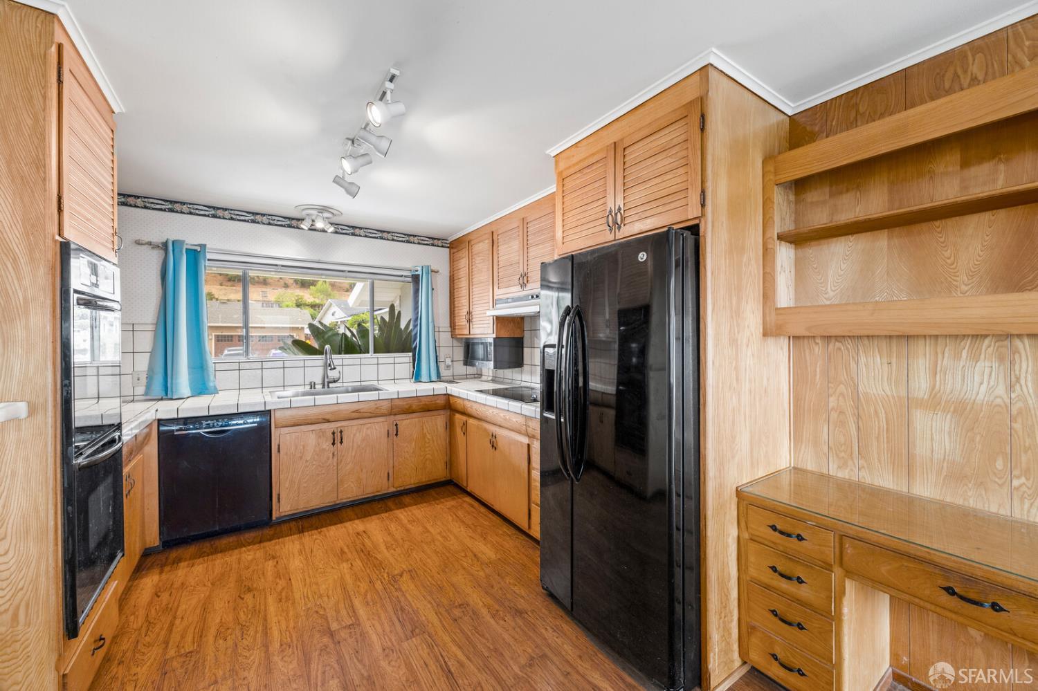 Detail Gallery Image 14 of 32 For 1033 Hewitt Dr, San Carlos,  CA 94070 - 3 Beds | 2 Baths