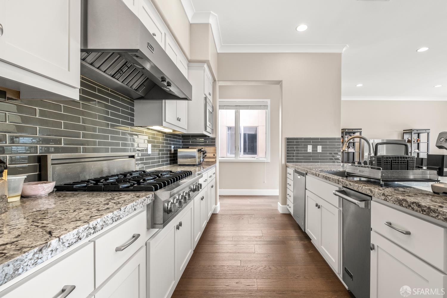 Photo #6: 425072772 Listing 