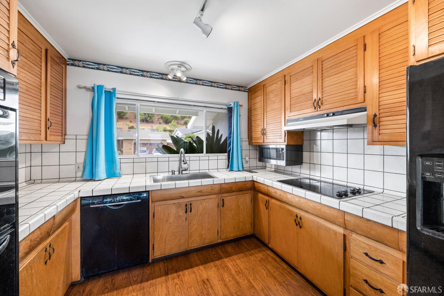 Detail Gallery Image 13 of 32 For 1033 Hewitt Dr, San Carlos,  CA 94070 - 3 Beds | 2 Baths