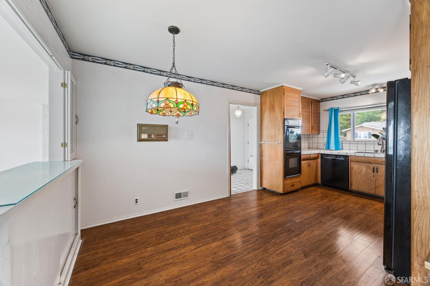Detail Gallery Image 12 of 32 For 1033 Hewitt Dr, San Carlos,  CA 94070 - 3 Beds | 2 Baths