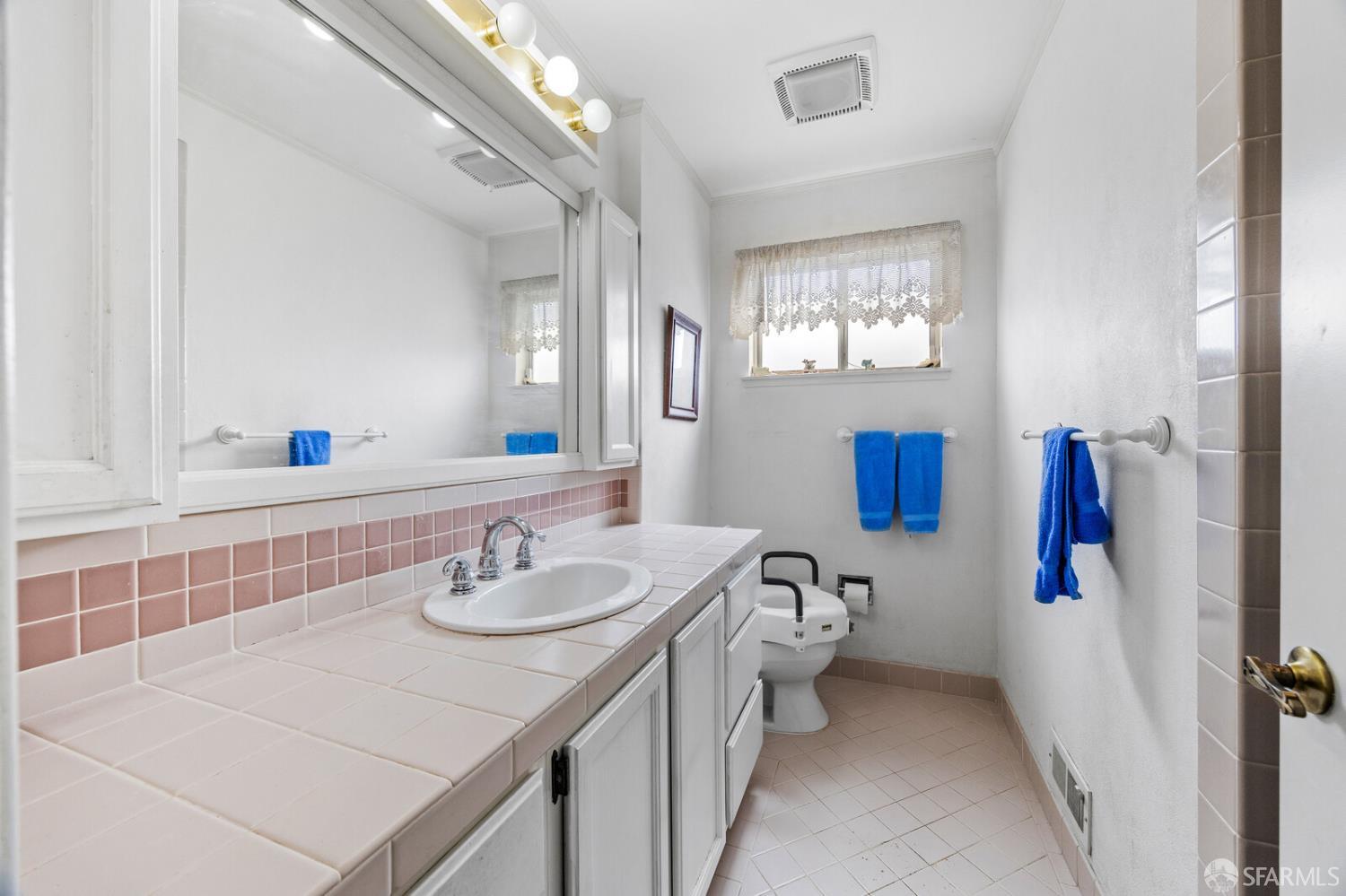 Detail Gallery Image 19 of 32 For 1033 Hewitt Dr, San Carlos,  CA 94070 - 3 Beds | 2 Baths