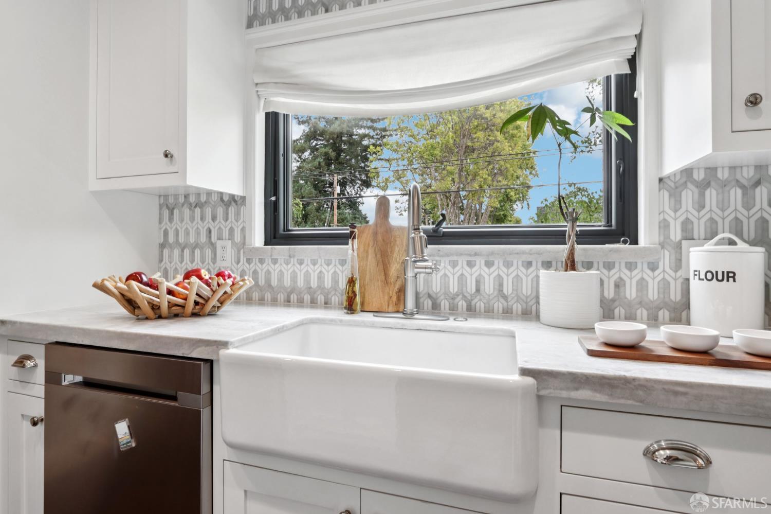 Detail Gallery Image 21 of 47 For 733 Fairfield Rd #8,  Burlingame,  CA 94010 - 2 Beds | 2/1 Baths