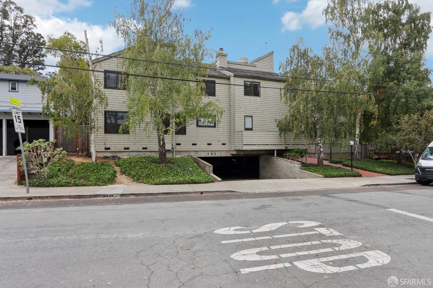 Detail Gallery Image 44 of 47 For 733 Fairfield Rd #8,  Burlingame,  CA 94010 - 2 Beds | 2/1 Baths