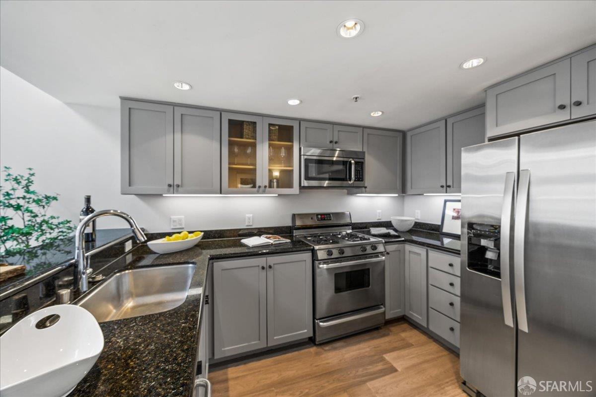 Detail Gallery Image 13 of 34 For 545 Leavenworth St #11,  San Francisco,  CA 94109 - 1 Beds | 2 Baths