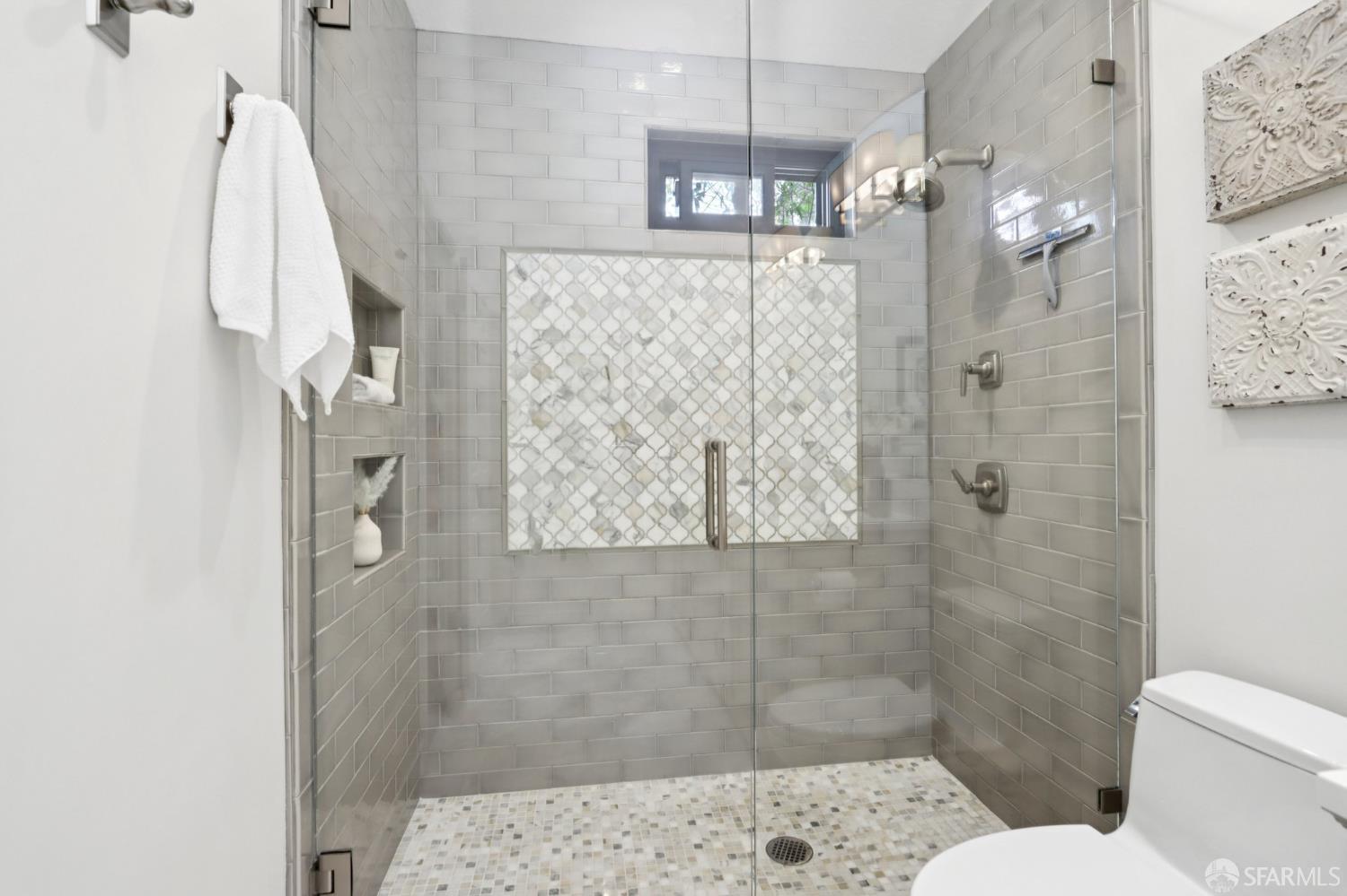 Detail Gallery Image 34 of 47 For 733 Fairfield Rd #8,  Burlingame,  CA 94010 - 2 Beds | 2/1 Baths