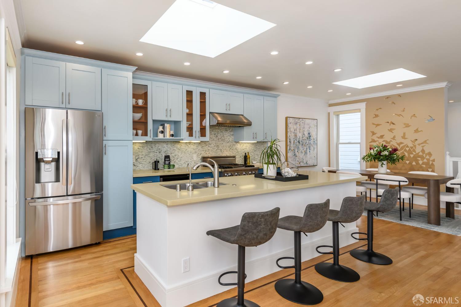Detail Gallery Image 6 of 27 For 582 Diamond St, San Francisco,  CA 94114 - 3 Beds | 3/1 Baths