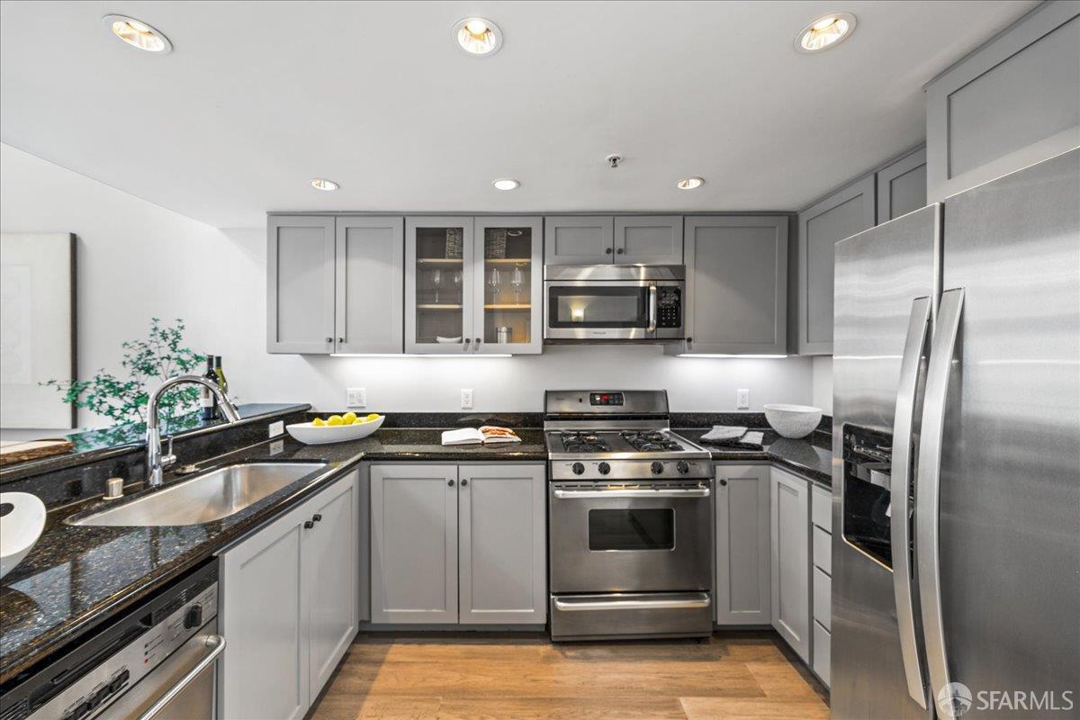 Detail Gallery Image 12 of 34 For 545 Leavenworth St #11,  San Francisco,  CA 94109 - 1 Beds | 2 Baths