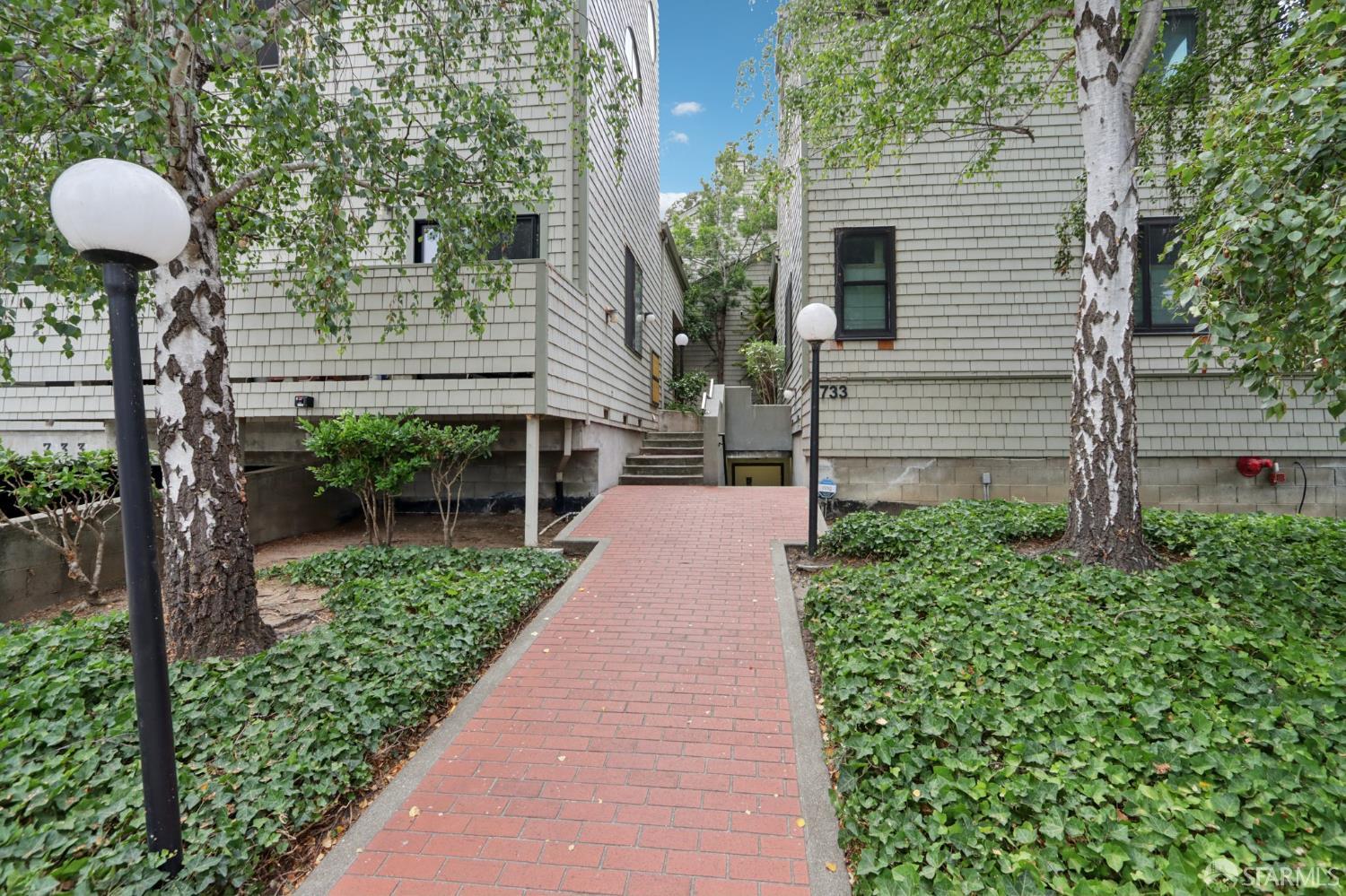 Detail Gallery Image 41 of 47 For 733 Fairfield Rd #8,  Burlingame,  CA 94010 - 2 Beds | 2/1 Baths