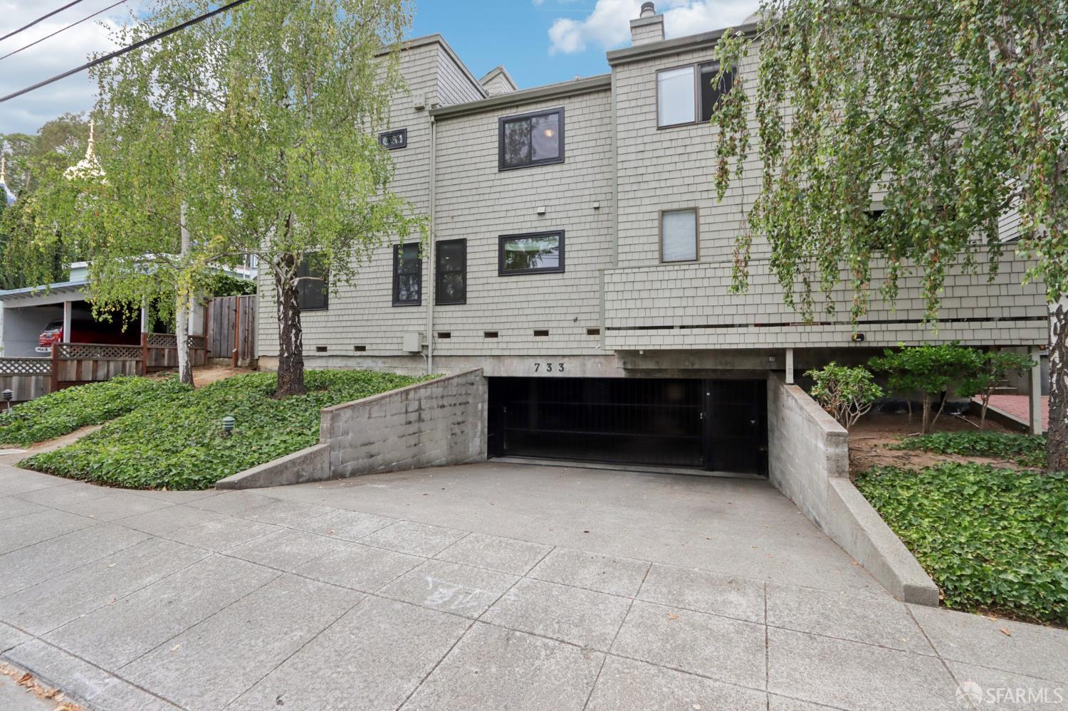 Detail Gallery Image 42 of 47 For 733 Fairfield Rd #8,  Burlingame,  CA 94010 - 2 Beds | 2/1 Baths