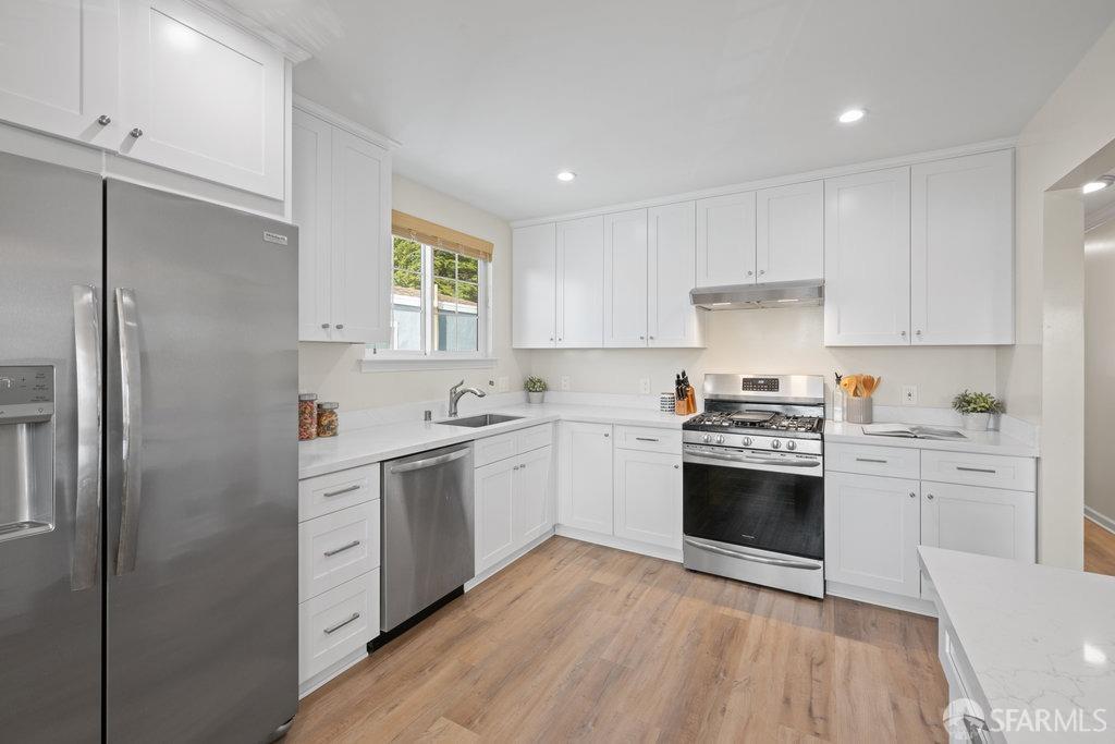 Detail Gallery Image 7 of 34 For 227 Gateway Dr, Pacifica,  CA 94044 - 4 Beds | 3 Baths