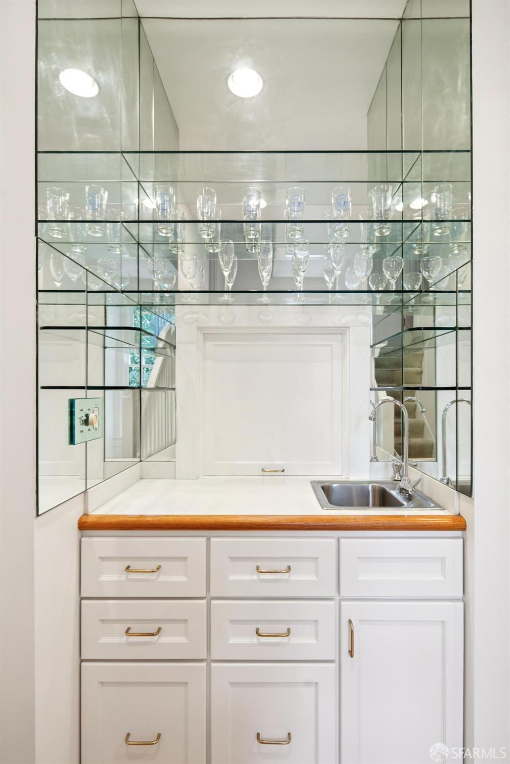 Detail Gallery Image 11 of 29 For 2651 Pierce St, San Francisco,  CA 94123 - 4 Beds | 4/1 Baths