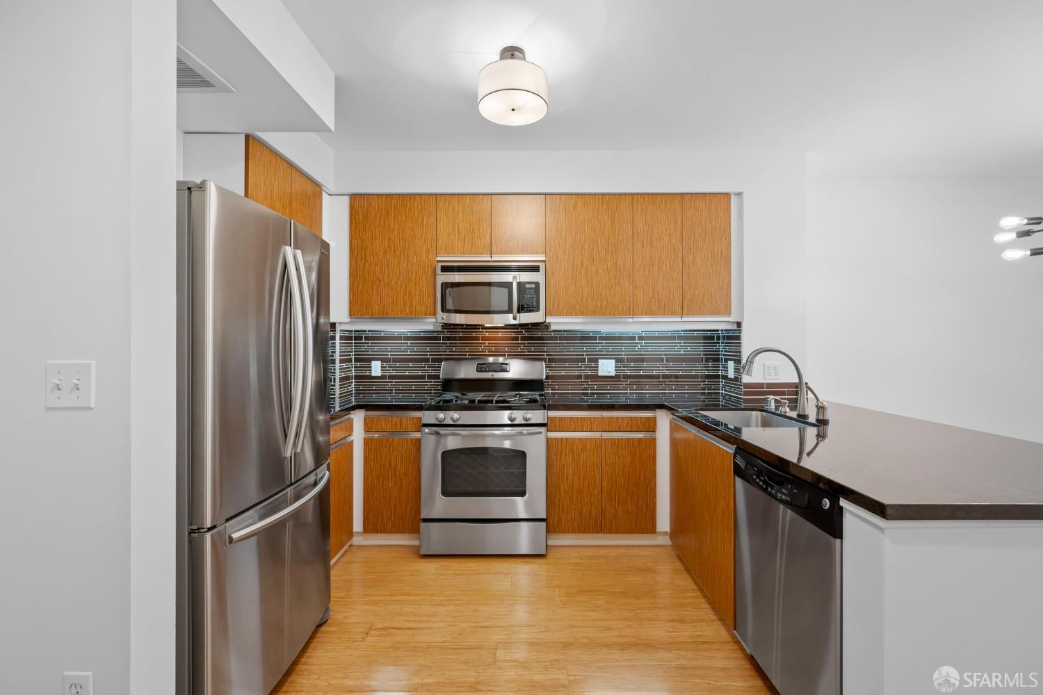 Detail Gallery Image 4 of 53 For 5800 3rd St #1121,  San Francisco,  CA 94124 - 3 Beds | 3 Baths