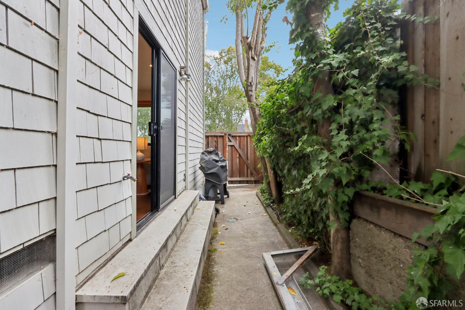 Detail Gallery Image 35 of 47 For 733 Fairfield Rd #8,  Burlingame,  CA 94010 - 2 Beds | 2/1 Baths