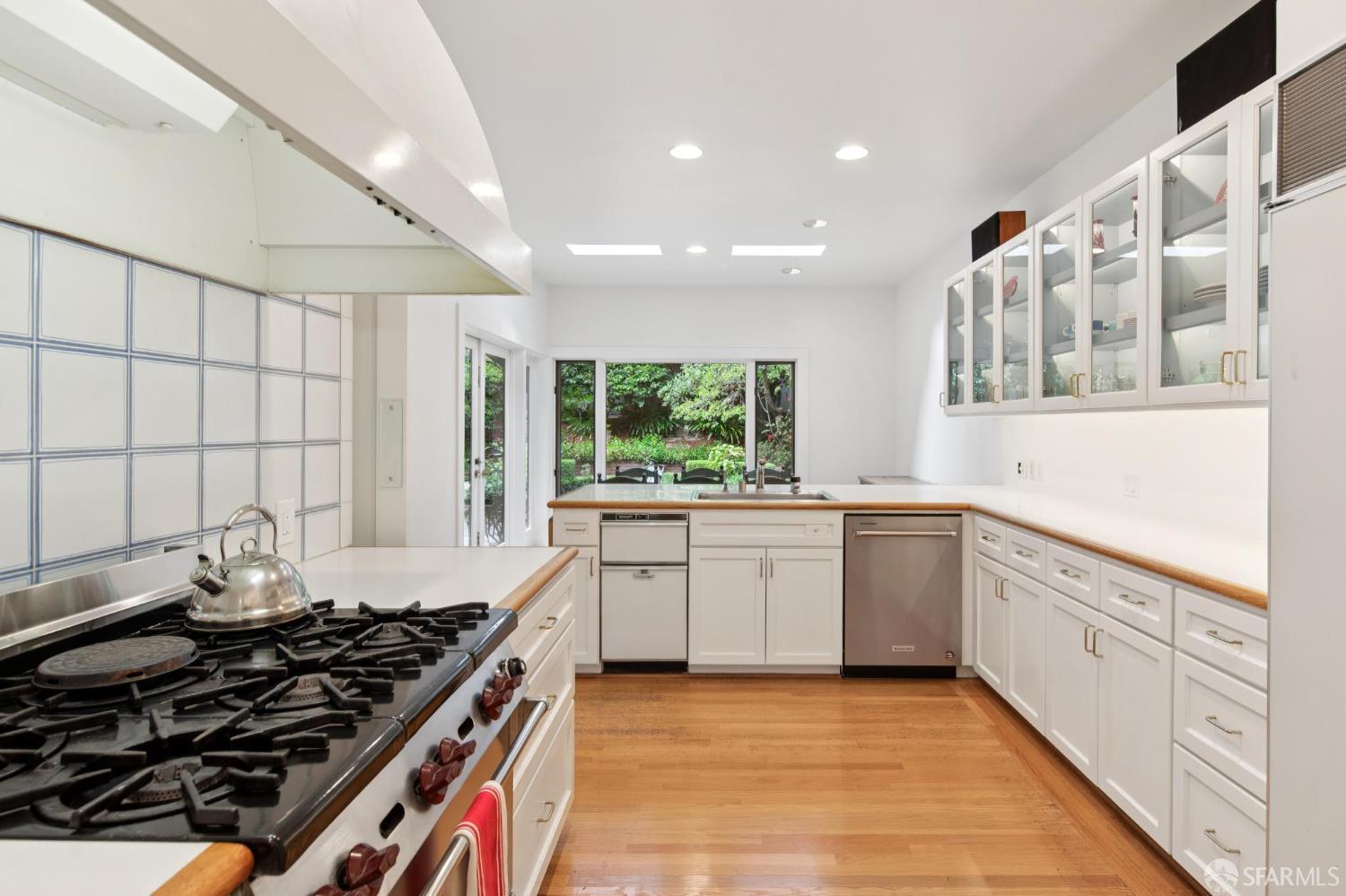 Detail Gallery Image 9 of 29 For 2651 Pierce St, San Francisco,  CA 94123 - 4 Beds | 4/1 Baths