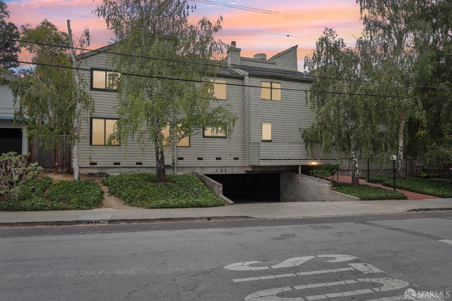 Detail Gallery Image 38 of 47 For 733 Fairfield Rd #8,  Burlingame,  CA 94010 - 2 Beds | 2/1 Baths