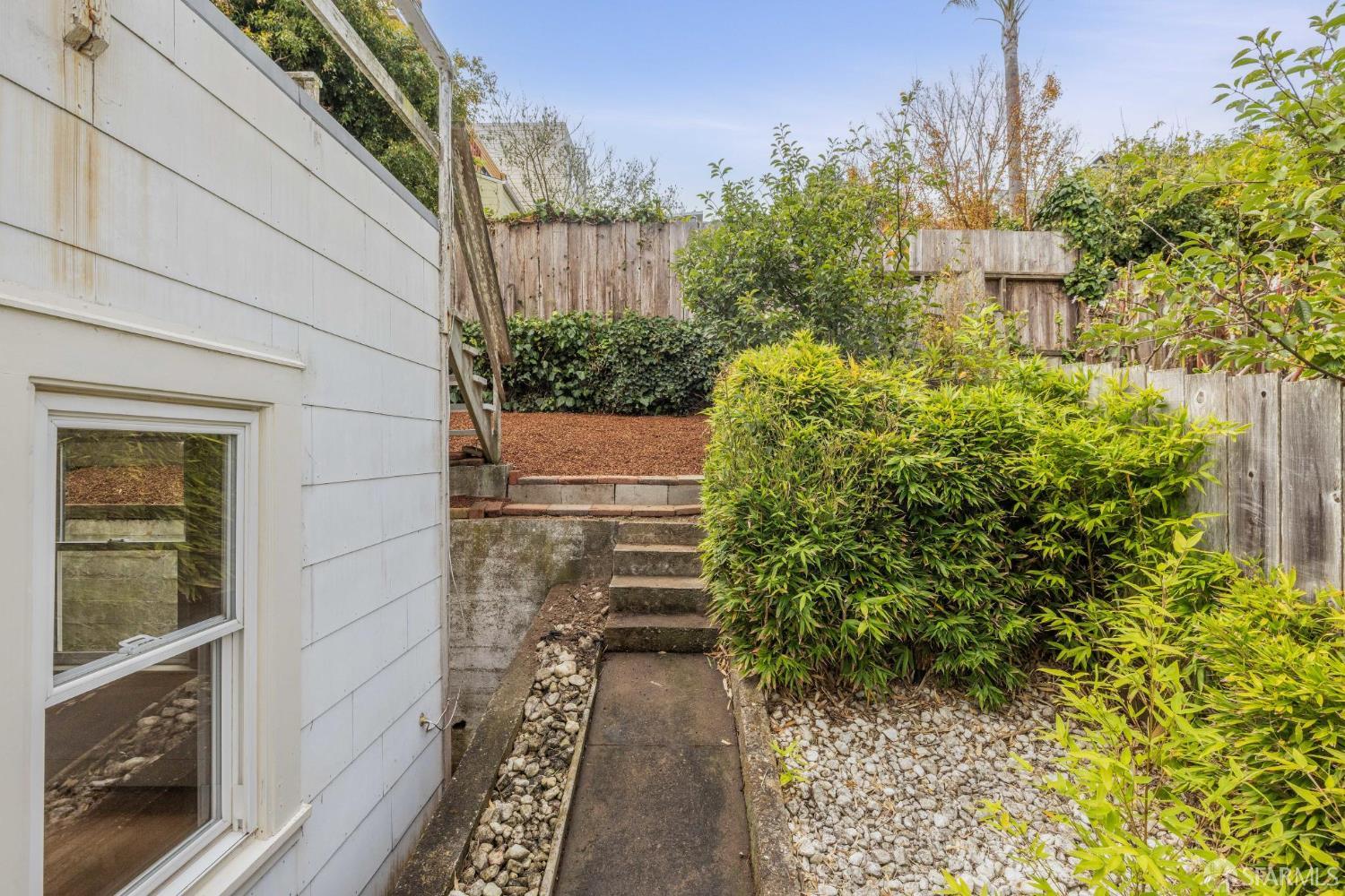 Detail Gallery Image 20 of 40 For 212 Hoffman Ave, San Francisco,  CA 94114 - 5 Beds | 2 Baths