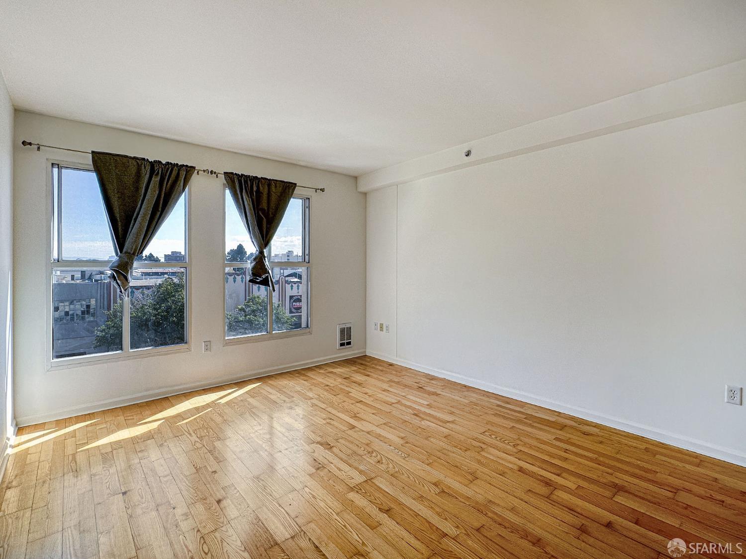 Detail Gallery Image 7 of 21 For 140 S Van Ness Ave #415,  San Francisco,  CA 94103 - 1 Beds | 1/1 Baths