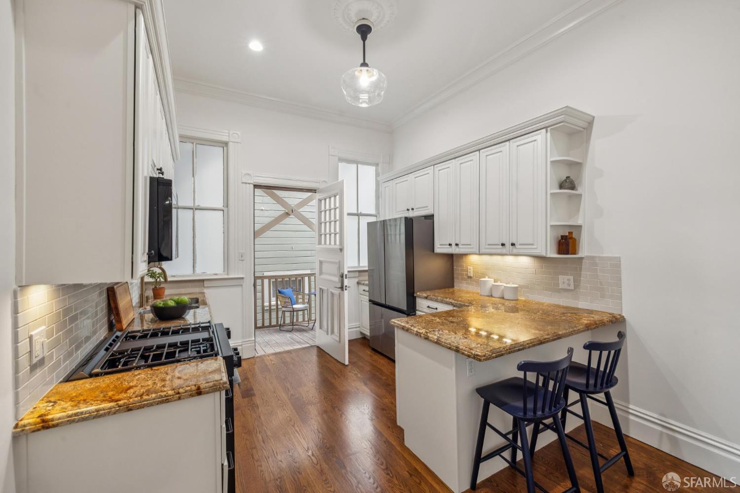 Detail Gallery Image 10 of 28 For 153 Noe St, San Francisco,  CA 94114 - 4 Beds | 2 Baths