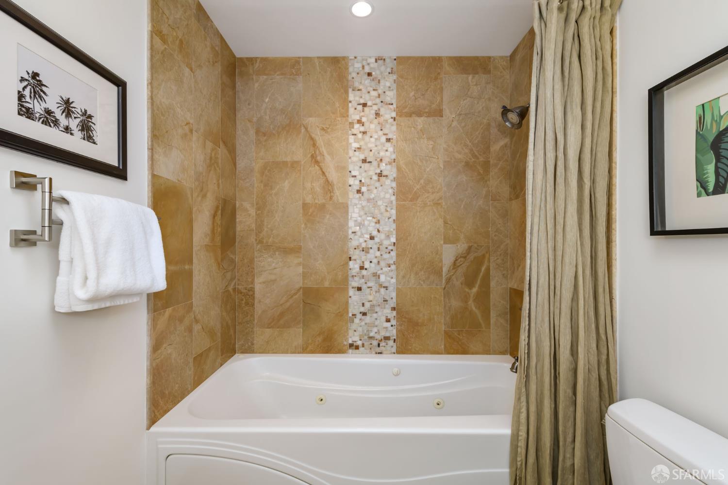 Detail Gallery Image 18 of 27 For 582 Diamond St, San Francisco,  CA 94114 - 3 Beds | 3/1 Baths