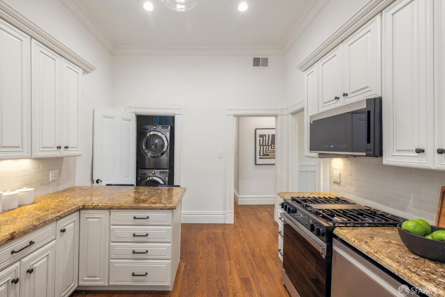 Detail Gallery Image 14 of 28 For 153 Noe St, San Francisco,  CA 94114 - 4 Beds | 2 Baths