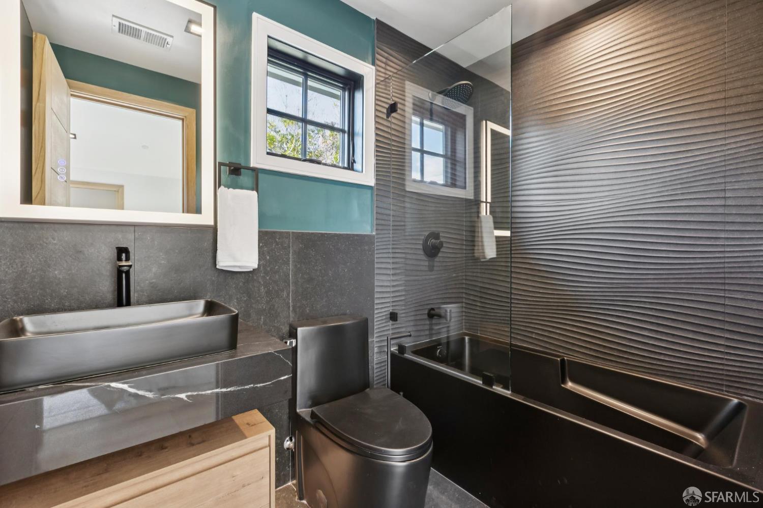 Detail Gallery Image 33 of 43 For 14 Channing Rd, Burlingame,  CA 94010 - 4 Beds | 4/1 Baths