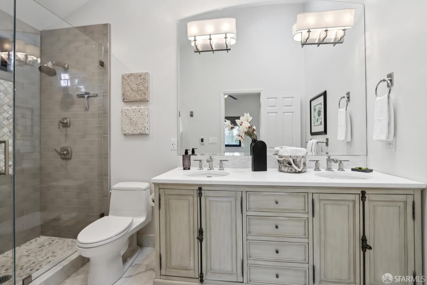 Detail Gallery Image 32 of 47 For 733 Fairfield Rd #8,  Burlingame,  CA 94010 - 2 Beds | 2/1 Baths