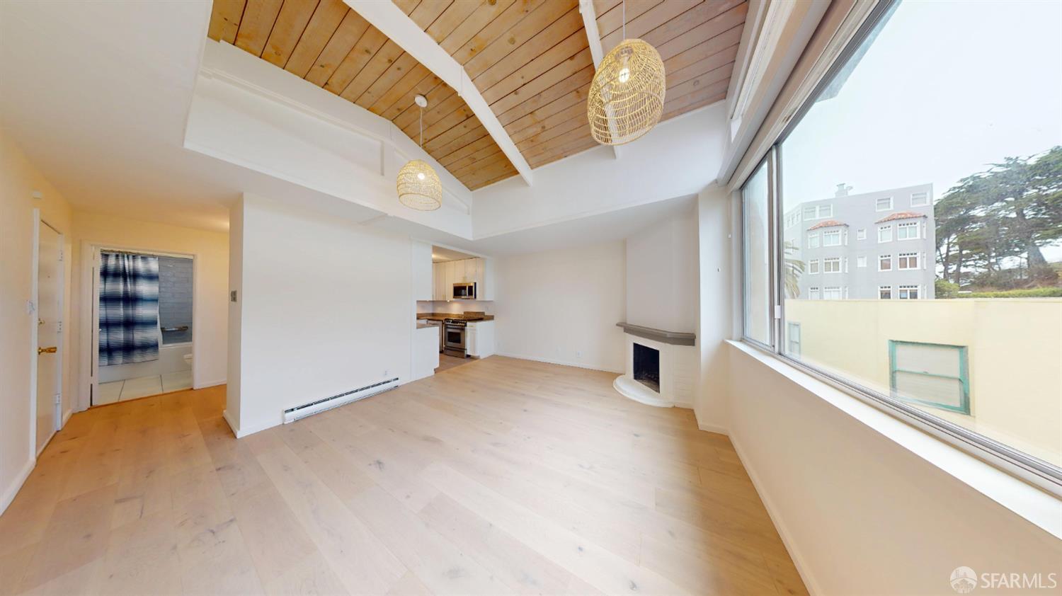 Detail Gallery Image 3 of 38 For 439 Greenwich St 9b,  San Francisco,  CA 94133 - 1 Beds | 1 Baths